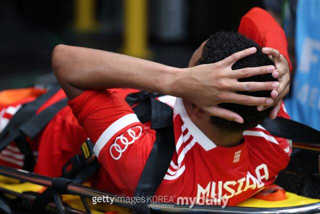 무시알라가 PSG와 2025 클럽월드컵 8강전에서 다친 후 고통스러워하고 있다. /게티이미지코리아