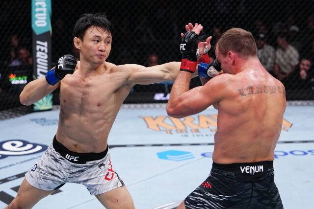 랜드웨어(오른쪽)와 경기에서 잽을 날리는 최두호. /UFC 제공
