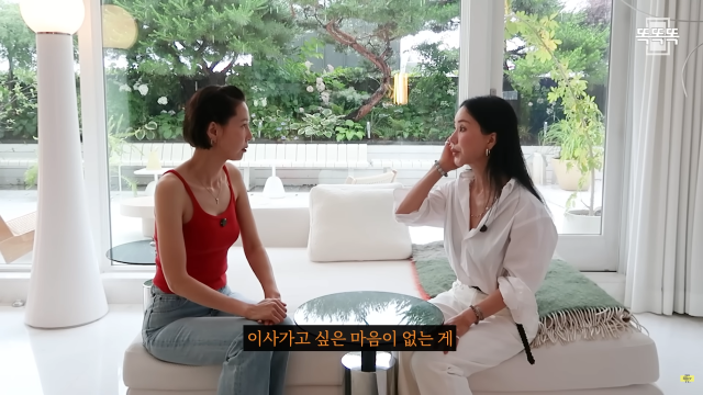 방송인 김나영(왼쪽)이 가수 겸 배우 엄정화 집을 방문했다. / 유튜브 채널 '김나영의 노필터티비'