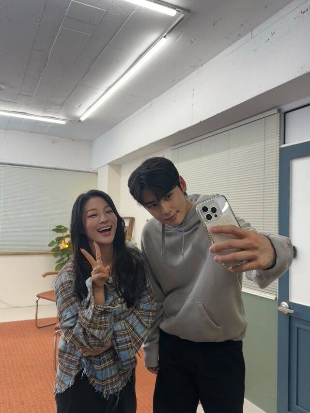 한국계 미국 배우 아덴 조(왼쪽)와 그룹 아스트로 멤버 겸 배우 차은우 / 아덴 조 인스타그램