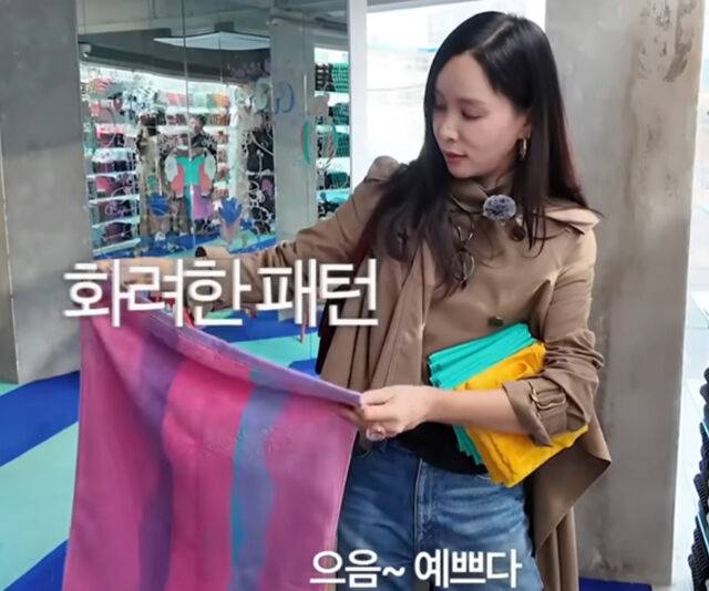 고소영이 평소 가는 타월 가게에서 가평집에서 쓸 타월을 고르고 있다. / 유튜브 '바로 그 고소영'