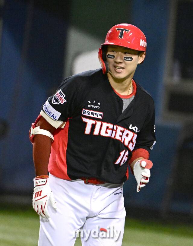 2025년 6월 4일 오후 서울 잠실구장에서 진행된 '2025 신한 SOL뱅크 KBO 리그' KIA 타이거즈와 두산 베어스의 경기.KIA 최원준이 9회초 무사 1루서 2점 홈런을 친 뒤 환하게 웃고 있다./마이데일리