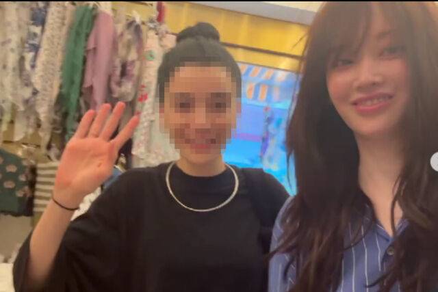 전종서가 외국인 친구를 위해 가방과 모자, 양말 등 선물을 골라주고 있다. / 전종서 소셜미디어