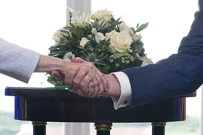 우르줄라 폰데어라이엔 유럽연합(EU) 집행위원장과 도널드 트럼프 미국 대통령이 27일(현지시간) 영국 스코틀랜드 턴베리에서 미국과 EU 간의 무역 협정 타결 후 악수를 하고 있다. [AP]