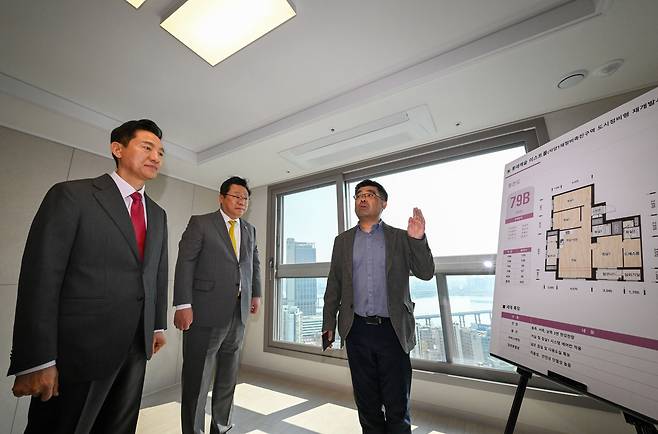 오세훈 서울시장이 지난 3월 31일 서울 광진구 롯데캐슬 이스트폴에서 열린 ‘미리내집 현장방문 및 신혼부부 간담회’에 참석해 공가주택을 방문해 관계자의 설명을 듣던 모습 [연합]