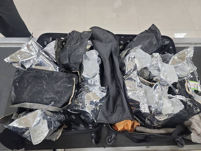 중국인 여행자 가방에서 적발된 케타민(단속을 피하기 위해 은박지로 포장).
