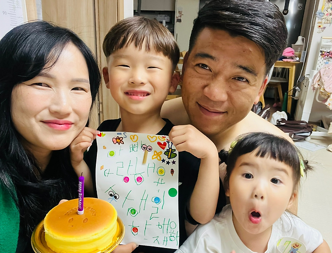 지난 6월 6일 경상국립대학교병원에서 뇌사 장기기증으로 4명의 생명을 살리고 인체 조직기증으로 백여 명 환자의 기능적 장애 회복에 희망을 선물한 장상빈(오른쪽에서 두번째) 씨.[한국장기조직기증원 제공]