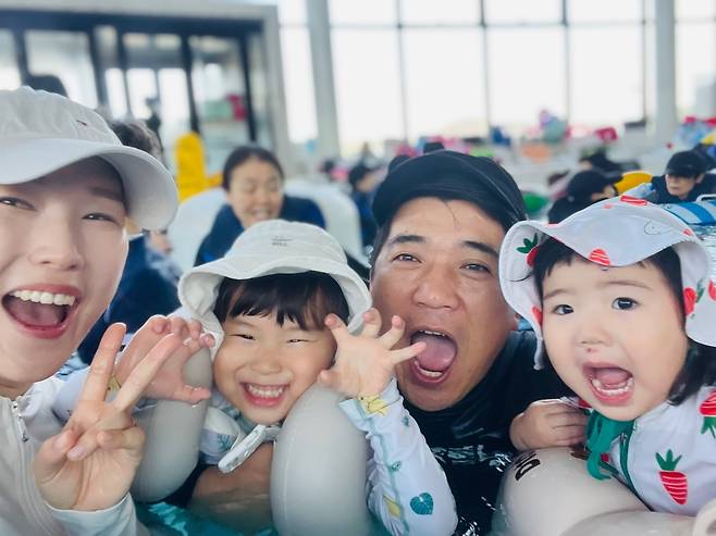 지난 6월 6일 경상국립대학교병원에서 뇌사 장기기증으로 4명의 생명을 살리고 인체 조직기증으로 백여 명 환자의 기능적 장애 회복에 희망을 선물한 장상빈(오른쪽에서 두번째) 씨.[한국장기조직기증원 제공]