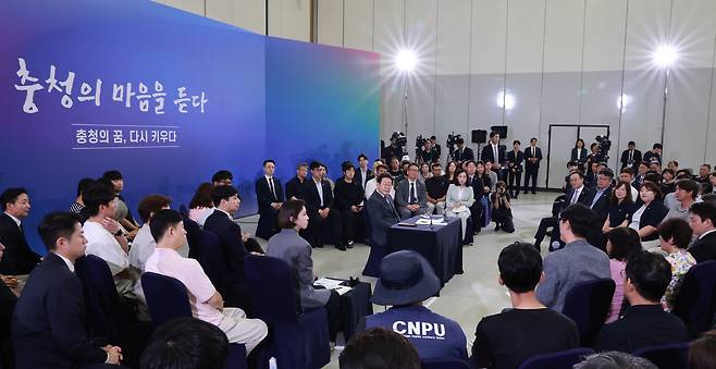 이재명 대통령이 지난 4일 대전컨벤션센터에서 타운홀 미팅 형식으로 ‘국민소통 행보 2탄, 충청의 마음을 듣다’ 간담회를 하고 있다.  [연합]