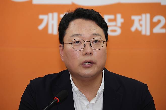 김건희 여사 관련 의혹들을 수사하는 민중기 특별검사팀이 이준석 개혁신당 대표에 대한 압수수색에 나선 28일 국회에서 열린 개혁신당 긴급 기자회견에서 천하람 원내대표가 발언하고 있다. [연합]