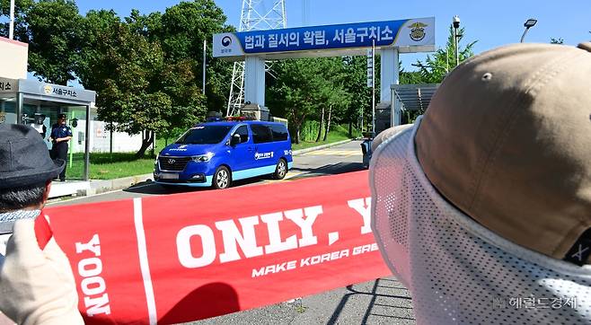 윤석열 전 대통령이 직권남용 등 혐의로 재구속 된 가운데 지난 10일 오전 윤 전 대통령이 수감된 경기도 의왕시 서울구치소에서 윤 전 대통령 지지자들이 구호를 외치고 있다. 한편 윤 전 대통령은 이날 오전에 서울중앙지법에서 열리는 내란 혐의 형사 재판을 앞두고 재판부에 불출석 사유서를 제출했다.  [사진=이상섭 기자/babtong@]