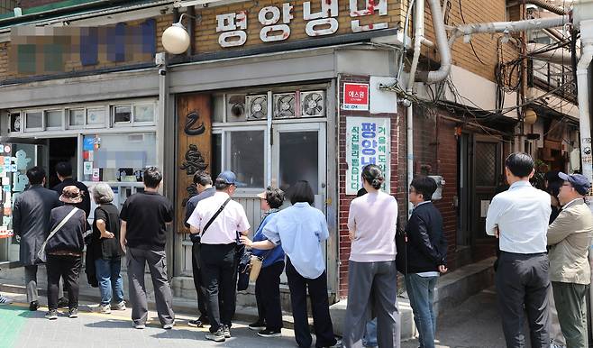 서울 마포구 한 냉면집에 시민들이 식사를 위해 줄 서 있다. [연합]