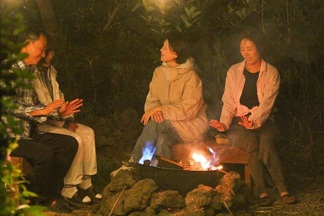 펜션은 불황속에서도 선전한 중저가 숙소였다. 사진은 펜션 앞마당 ‘불멍’ 정담