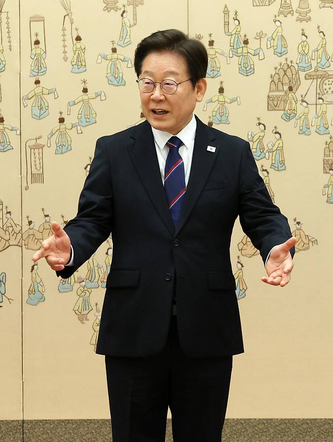 이재명 대통령이 28일 용산 대통령실에서 김상환 헌법재판소장과 오영준 헌법재판관에게 임명장 수여 후 환담장으로 이동하고 있다. [연합]