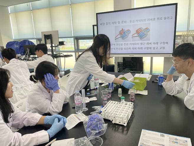죽변고등학교 학생들이 고교학점제에 참여해  활동하고 있다 [국립울진 해양과학관제공]