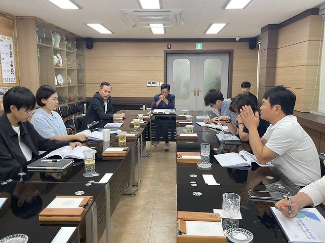 울릉군의회 의원 연구단체인 ‘역사 문화 의정연구회’가 28일 그동안의 연구 활동에 대한 최종 보고회를 열고 7개월간의 활동을 마무리했다.[울릉군 의회제공]