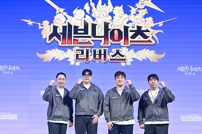 지난 4월 24일 서울 구로구 넷마블 신사옥 지타워에서 열린 ‘세븐나이츠 리버스’ 행사에서 조성영 넷마블 사업본부장(왼쪽부터), 김정기 넷마블넥서스 개발 총괄 등 참석자들이 기념 촬영하고 있다. [넷마블 제공]