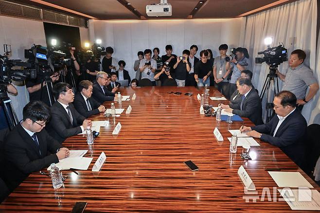 [서울=뉴시스] 김진아 기자 = 한성존(왼쪽 두 번째) 대한전공의협의회 비상대책위원장이 지난 25일 오전 서울 중구 더 플라자 호텔에서 열린 수련협의체 제1차 회의에서 인사말을 하고 있다. (공동취재) 2025.07.25. photo@newsis.com