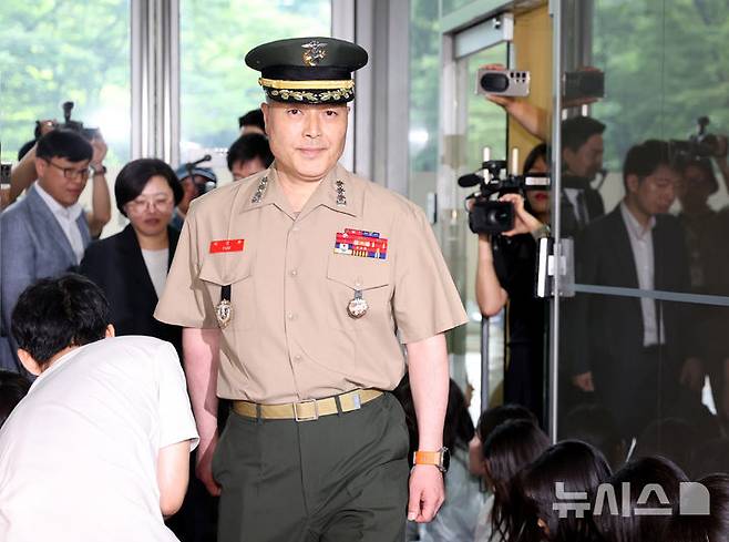 [서울=뉴시스] 김진아 기자 = 박정훈 해병대 수사단장(대령)이 순직사건 수사 당시 경위와 수사외압 의혹 관련 참고인 신분으로 16일 서울 서초구 순직해병 특검 사무실에 출석하고 있다. 2025.07.16. bluesoda@newsis.com