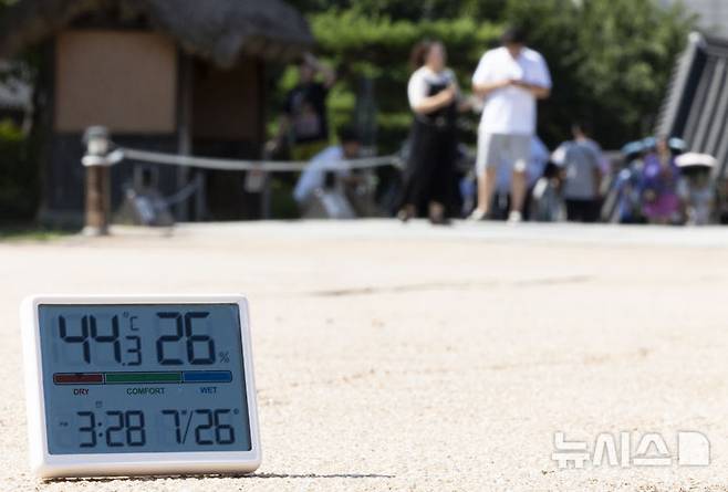 [서울=뉴시스] 김근수 기자 = 전국 대부분 지역에 폭염특보가 발효된 26일 서울 중구 남산한옥마을의 지열로 온도계 수치가 40도를 웃돌고 있다. 2024.07.26. ks@newsis.com