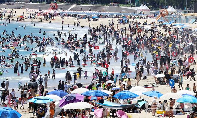 [부산=뉴시스] 하경민 기자 = 본격적인 여름 피서철인 27일 부산 해운대구 해운대해수욕장에 피서객이 몰려 북적이고 있다. 2025.07.27. yulnetphoto@newsis.com