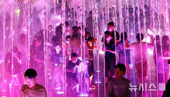 [부산=뉴시스] 하경민 기자 = 밤낮으로 푹푹 찌는 더위가 이어진 26일 밤 부산 사하구 다대포 꿈의 낙조분수를 찾은 어린이 등이 시원한 물줄기를 맞으며 더위를 식히고 있다. 2025.07.27. yulnetphoto@newsis.com