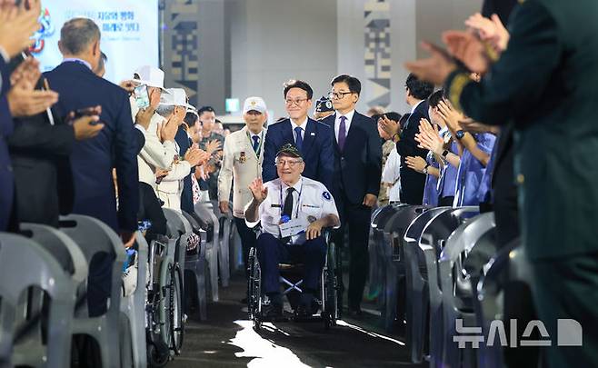 [고양=뉴시스] 김명원 기자 = 김민석 국무총리와 유엔참전용사들이 27일 오전 경기 고양시 킨텍스 제2전시장에서 열린 2025년 유엔군 참전의 날 기념식에 입장하고 있다. 이날 행사에는 6.25참전용사, 참전국 주한 외교사절, 유엔군 관계자 등 1000여명이 참석했다. (공동취재) 2025.07.27. photo@newsis.com