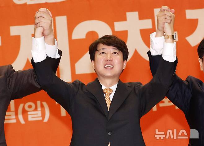 [서울=뉴시스] 김명년 기자 = 이준석 개혁신당 대표가 지난 27일 오후 서울 여의도 국회 의원회관에서 열린 개혁신당 제2차 전당대회에서 함께 선출된 최고위원들과 함께 두 손을 들어보이고 있다. 2025.07.27. kmn@newsis.conm