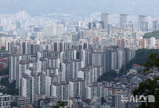 [서울=뉴시스] 배훈식 기자 = 23일 오전 서울 도심 아파트 모습. 2025.07.23. dahora83@newsis.com