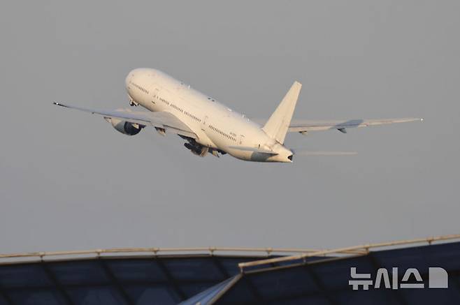 [모스크바=AP/뉴시스] 러시아가 모스크바-평양 직항 여객기 운항을 시작한 가운데 27일(현지 시간) 모스크바 외곽 셰레메티예보 국제공항에서 북한 평양행 노드윈드항공 소속 보잉 777-200ER 여객기가 이륙하고 있다. 2025.07.28.