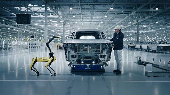 [엘라벨(미 조지아)=뉴시스] 미국 조지아주 엘라벨에 있는 현대차그룹 메타플랜트 아메리카(HMGMA) 차체 공장에서 보스턴 다이내믹스의 4족 보행 로봇 '스팟(Spot)'이 차체의 품질 검사를 하는 모습. (사진=현대차그룹 제공) 2025.03.26 photo@newsis.com *재판매 및 DB 금지