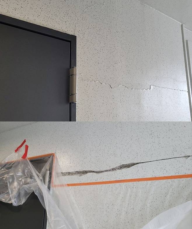 [서울=뉴시스] 서울 강동구 둔촌동 올림픽파크포레온 3단지 34층 복도 벽에 나타난 균열의 모습. 최초 발견 당시의 실균열(위)과 시공사인 현대건설이 V커팅으로 보수작업하면서 일시적으로 외부 균열이 커진 모습. 2025.07.28. (사진=현대건설 제공) photo@newsis.com    *재판매 및 DB 금지