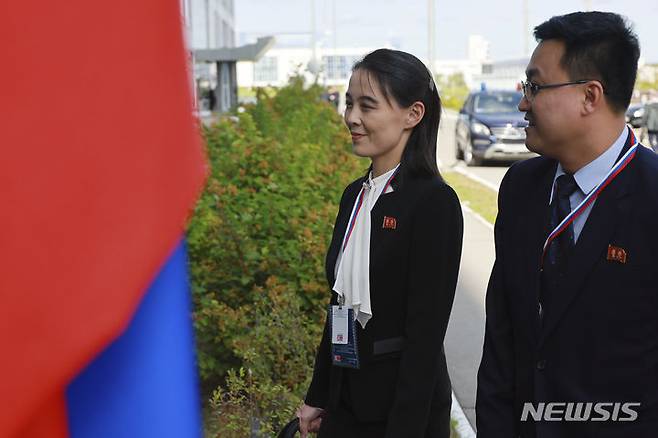 [보스토치니=AP/뉴시스] 김정은 북한 국무위원장의 동생인 김여정 노동당 부부장이 2023년 9월 13일(현지시각) 김정은 위원장과 블라디미르 푸틴 러시아 대통령의 회담이 열리는 러시아 아무르주 보스토치니 우주기지에 도착하고 있다. 2025.07.28.