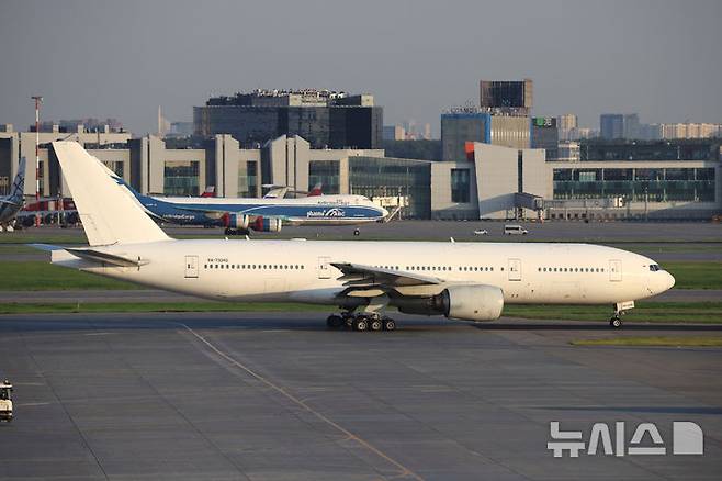 [모스크바=AP/뉴시스] 러시아가 모스크바-평양 직항 여객기 운항을 시작한 가운데 27일(현지 시간) 모스크바 외곽 셰레메티예보 국제공항에서 북한 평양행 노드윈드항공 소속 보잉 777-200ER 여객기가 이륙을 위해 이동하고 있다. 2025.07.28.