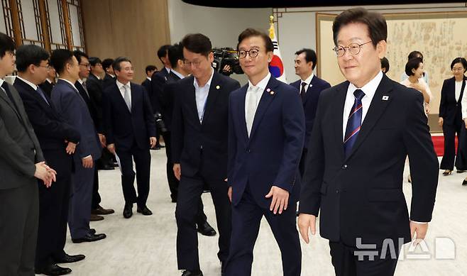 [서울=뉴시스] 최동준 기자 = 이재명 대통령이 28일 서울 용산 대통령실 청사에서 신임 국무위원 및 국세청장에게 임명장을 수여한 뒤 이동하고 있다. (대통령실통신사진기자단) 2025.07.28. photocdj@newsis.com