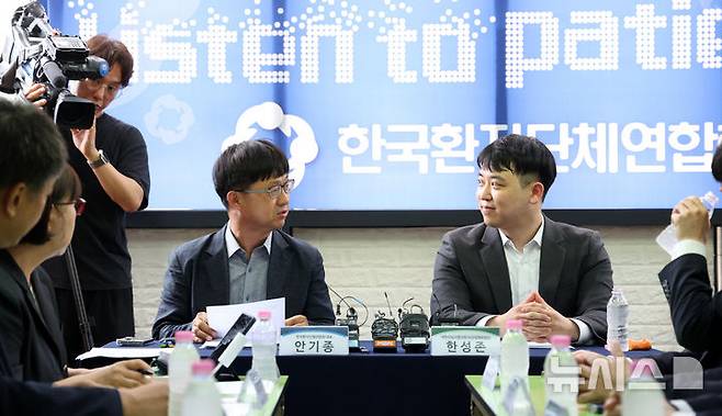 [서울=뉴시스] 김선웅 기자 = 안기종 한국환자단체연합회 대표와 한성존 대한전공의협의회 비상대책위원장이 28일 서울 영등포구 한국환자단체연합회에서 만나 환자, 전공의 각 입장과 상황을 말하고 있다. 2025.07.28. mangusta@newsis.com