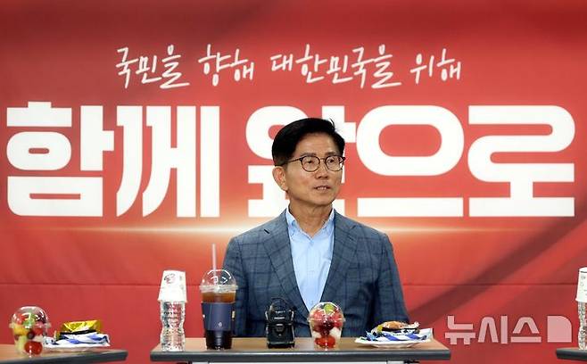 [서울=뉴시스] 조성봉 기자= 김문수 국민의힘 당대표 예비후보가 28일 오후 서울 여의도 국민의힘 서울시당에서 열린 당원간담회에서 발언을 하고 있다. 2025.07.28. suncho21@newsis.com