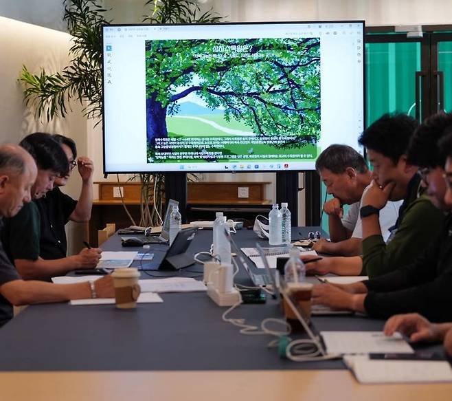 [서울=뉴시스] 김정완(오른쪽 첫번째) 매일유업 회장이 수목원 조성 계획 회의에 참석하고 있다. (사진=김정완 회장 SNS 캡처)   *재판매 및 DB 금지