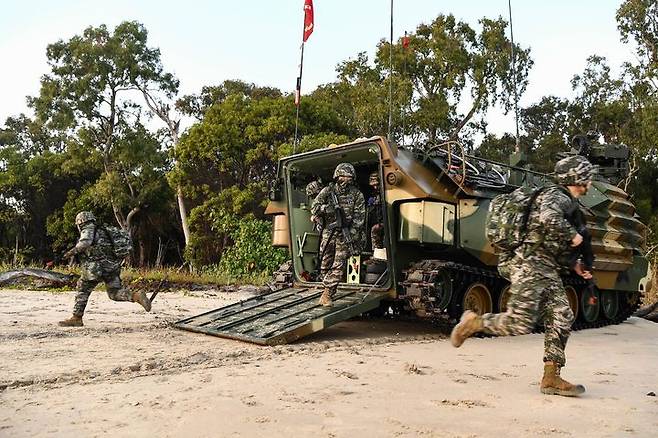 [서울=뉴시스] 해병대는 지난 3일부터 27일까지 호주 북동부 일대에서 미국, 호주 등과 함께 2025년 탈리스만 세이버 연합훈련에 참가해 연합작전 수행능력을 향상했다.사진은 2025 탈리스만 세이버 훈련 간 해병대 장병들이 해병대 KAAV를 이용해 해안에 상륙, 하차전투를 실시하고 있다. (사진=해병대사령부 제공) 2025.07.28. photo@newsis.com *재판매 및 DB 금지