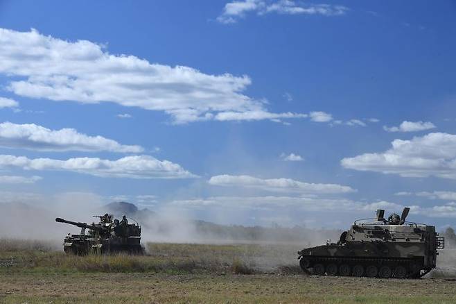 [서울=뉴시스] 해병대는 지난 3일부터 27일까지 호주 북동부 일대에서 미국, 호주 등과 함께 2025년 탈리스만 세이버 연합훈련에 참가해 연합작전 수행능력을 향상했다.사진은 2025 탈리스만 세이버 훈련 간 K-9 자주포가 호주 훈련장 일대에서 사격 훈련을 실시하고 있다. (사진=해병대사령부 제공) 2025.07.28. photo@newsis.com *재판매 및 DB 금지