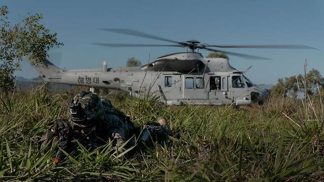 [서울=뉴시스] 해병대는 지난 3일부터 27일까지 호주 북동부 일대에서 미국, 호주 등과 함께 2025년 탈리스만 세이버 연합훈련에 참가해 연합작전 수행능력을 향상했다.사진은 2025 탈리스만 세이버 훈련 간 해병대 마린온을 이용해 소대급 소규모 상륙훈련을 실시하고 있다. (사진=해병대사령부 제공) 2025.07.28. photo@newsis.com *재판매 및 DB 금지