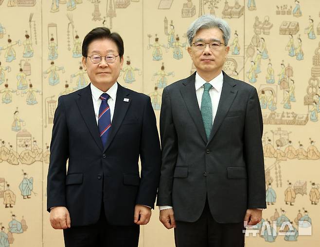 [서울=뉴시스] 고범준 기자 = 이재명 대통령이 28일 서울 용산 대통령실 청사에서 열린 임명장 수여식에서 김상환 헌법재판소장에게 임명장을 수여한 뒤 기념촬영을 하고 있다. 2025.07.28. bjko@newsis.com