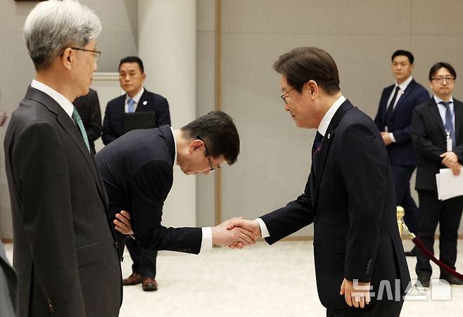 [서울=뉴시스] 고범준 기자 = 이재명 대통령이 28일 서울 용산 대통령실 청사에서 열린 임명장 수여식에 입장하며 오영준 헌법재판관과 악수하고 있다. 2025.07.28. bjko@newsis.com