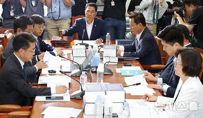 [서울=뉴시스] 김금보 기자 = 김주영 국회 환경노동위원회 소위원장이 28일 서울 여의도 국회에서 열린 '노란봉투법(노동조합 및 노동관계조정법 2·3조 개정안)' 관련 제1차 고용노동법안심사소위원회에서 의사봉을 두드리고 있다. 2025.07.28. kgb@newsis.com