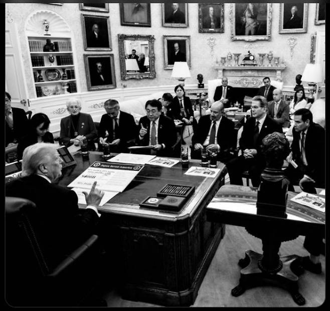 댄 스카비노 백악관 부비서실장이 소셜미디어에 공개한 미일 협상 현장 사진. 댄 스카비노 백악관 부비서실장 SNS 게시글 캡처