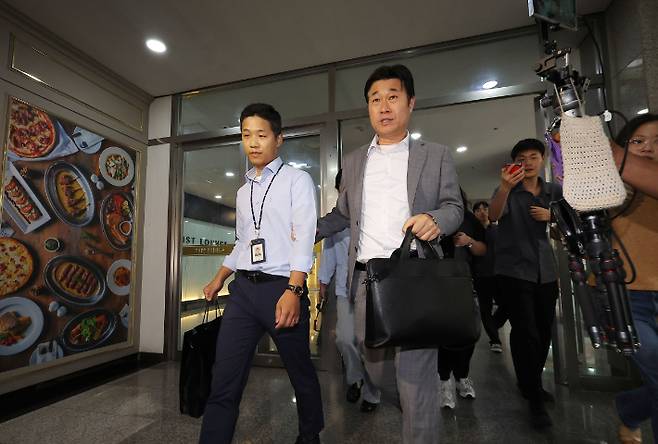 김건희 여사의 의혹들을 수사하는 민중기 특별검사팀 관계자들이 25일 서울 서초구 아크로비스타 내 김 여사의 코바나컨텐츠 사무실 압수수색을 마친 뒤 철수하고 있다. 연합뉴스