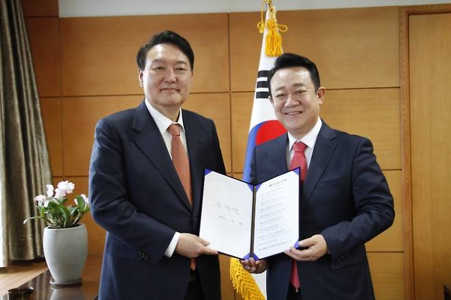 윤석열 전 대통령과 최호 전 경기도의원. SNS 캡처