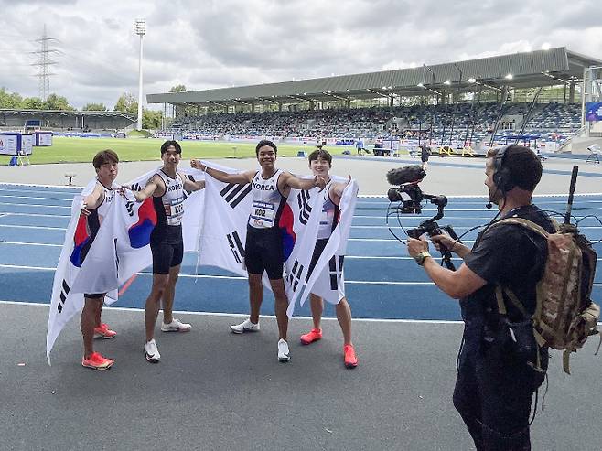 27일(한국시간) 독일 보훔 로르하이데 스타디움에서 열린 U대회 육상 남자 400ｍ 계주 결선에서 우승한 한국 선수들이 기념 촬영을 하고 있다. 왼쪽부터 김정윤, 이재성, 나마디 조엘진, 서민준. 대한육상연맹 제공