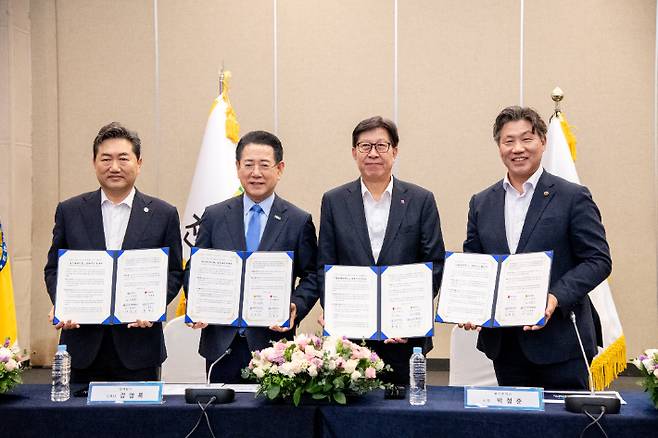 한원희 국립목포해양대 총장, 김영록 전남지사와 박형준 부산시장, 류동근 국립한국해양대총장 등이 업무협약을 체결하고 있다. 국립한국해양대 제공