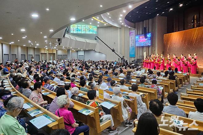 지난 23일, 서울 꽃재교회에서 진행된 '제8회 브라보 시니어 어르신 초청잔치'.